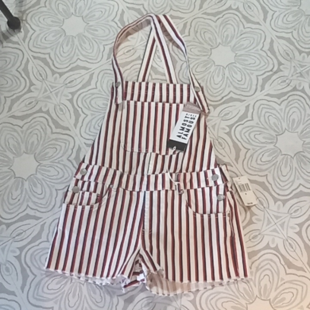 Womens bib shorts Sz 9 Overalls Summer Wear ALMOST FAMOUS Denim